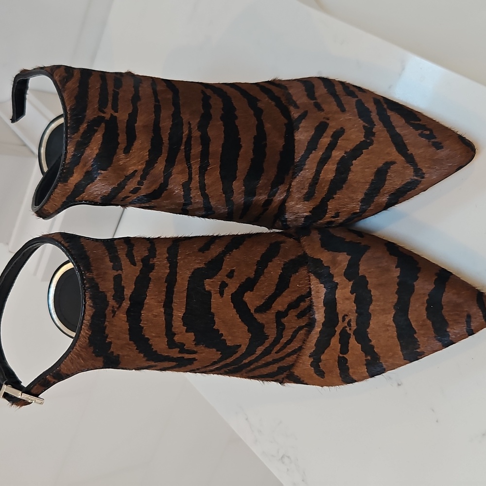 White House Black Market Dana Animal Print Pumps‎